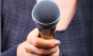 Reporter-with-microphone-007